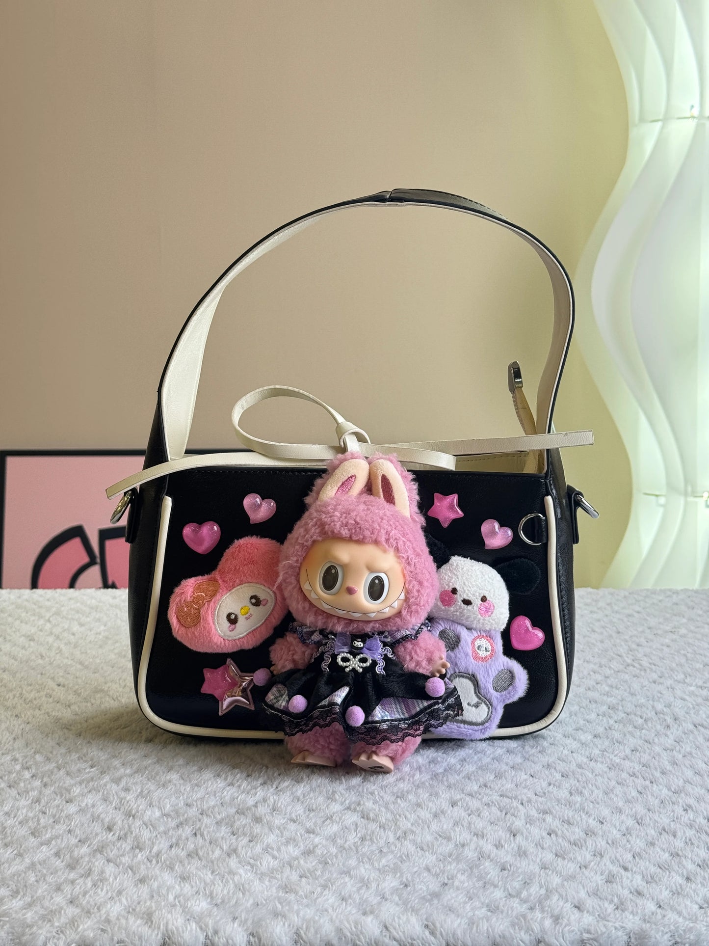 This is a specialty store specializing in handmade one-of-a-kind bags. Each bag has a design that is unique in the world.