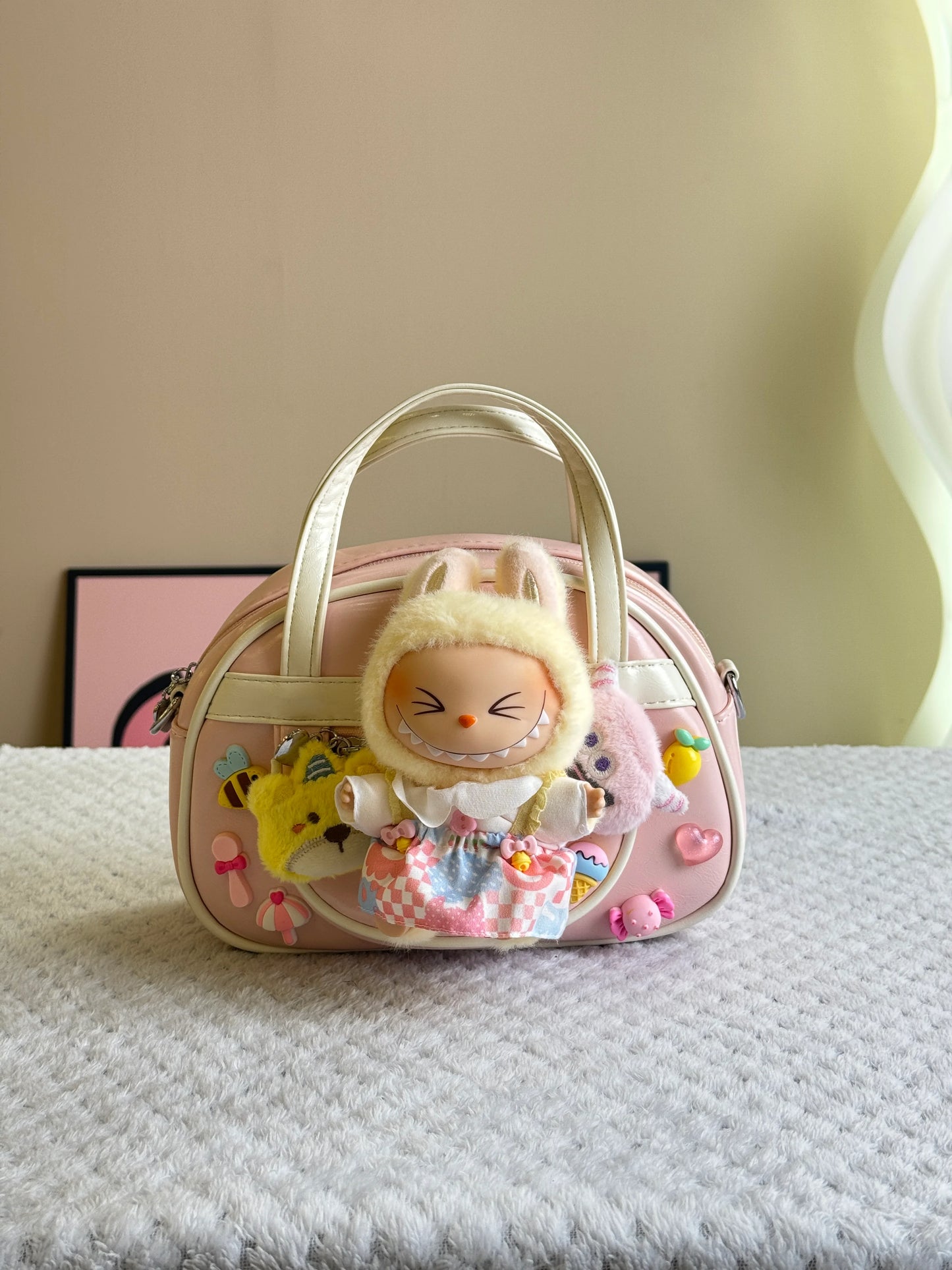 This is a specialty store specializing in handmade one-of-a-kind bags. Each bag has a design that is unique in the world.