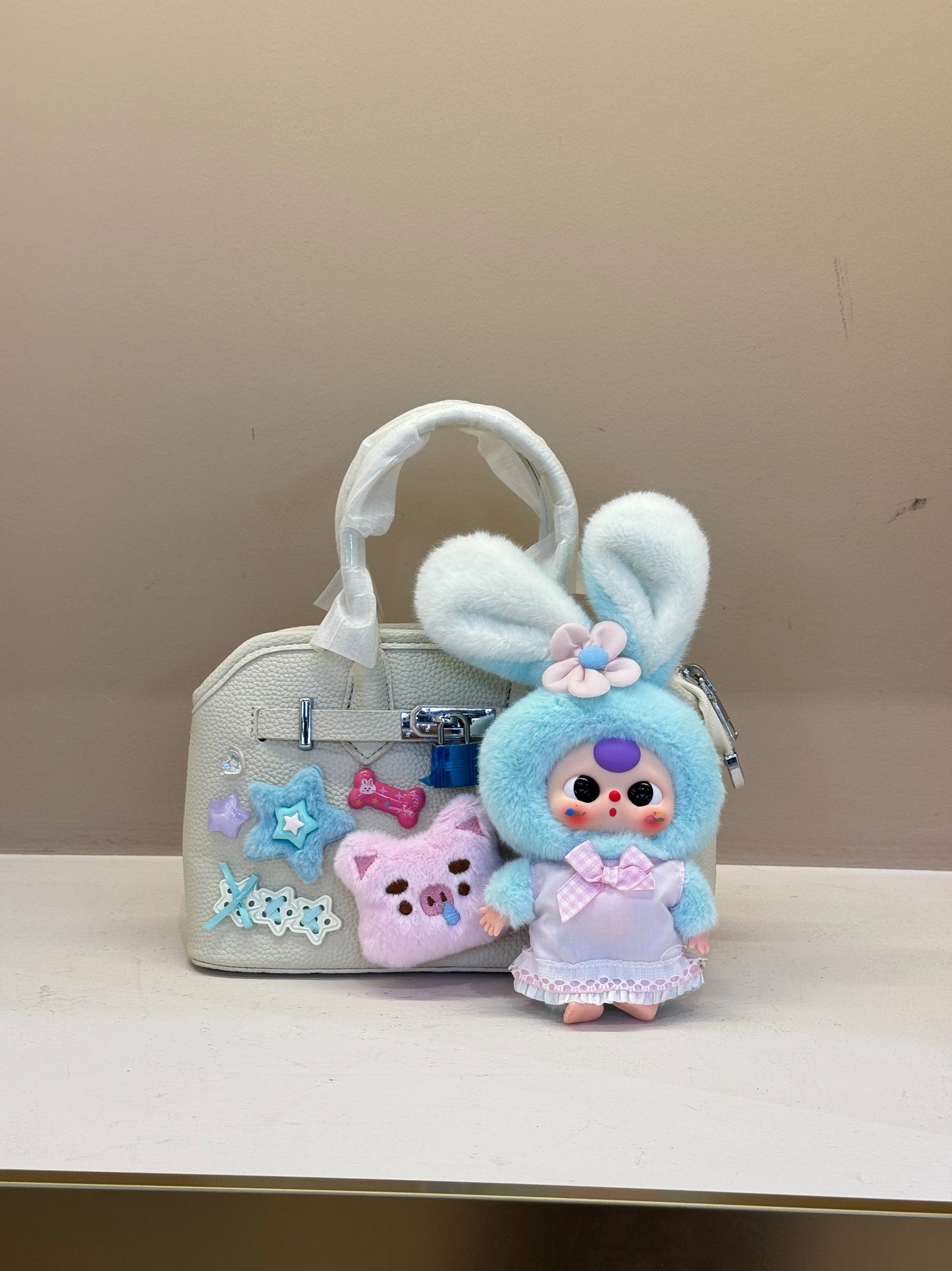 This is a specialty store specializing in handmade one-of-a-kind bags. Each bag has a design that is unique in the world.