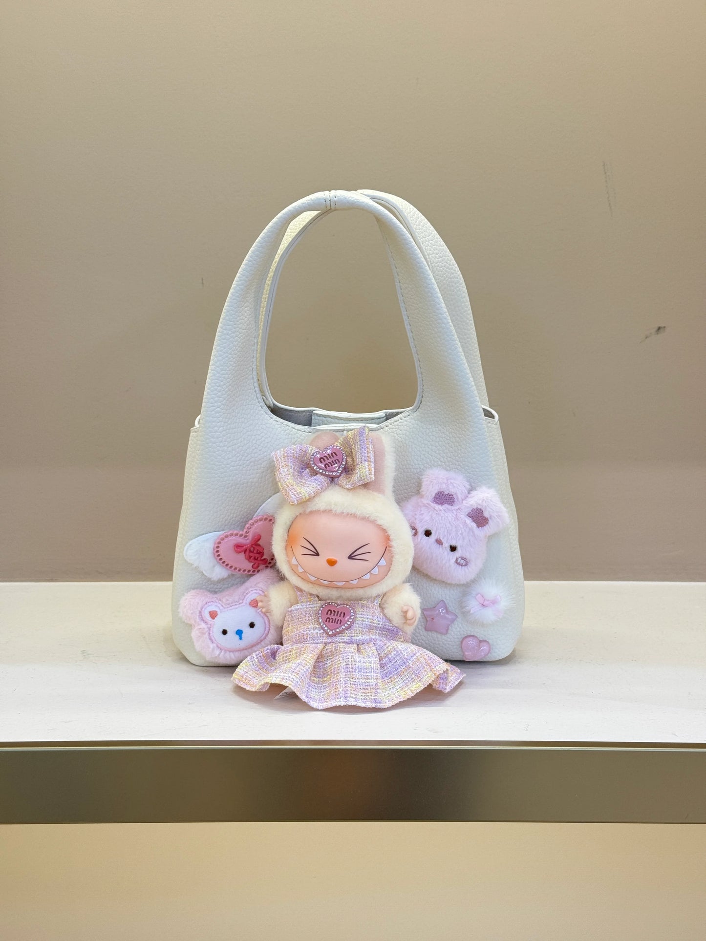 This is a specialty store specializing in handmade one-of-a-kind bags. Each bag has a design that is unique in the world.