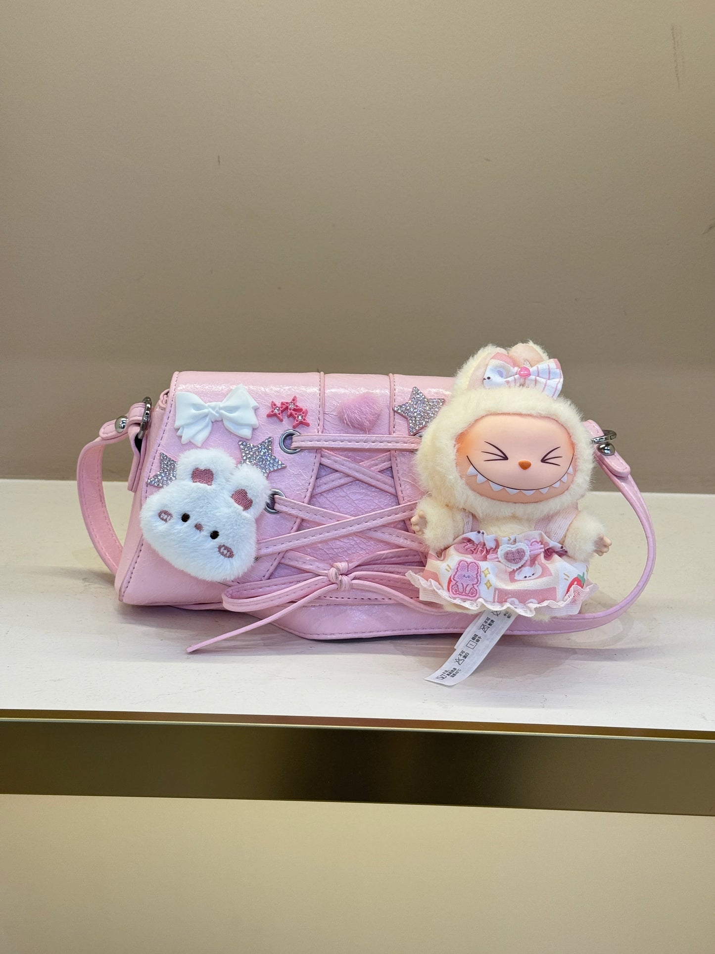 This is a specialty store specializing in handmade one-of-a-kind bags. Each bag has a design that is unique in the world.