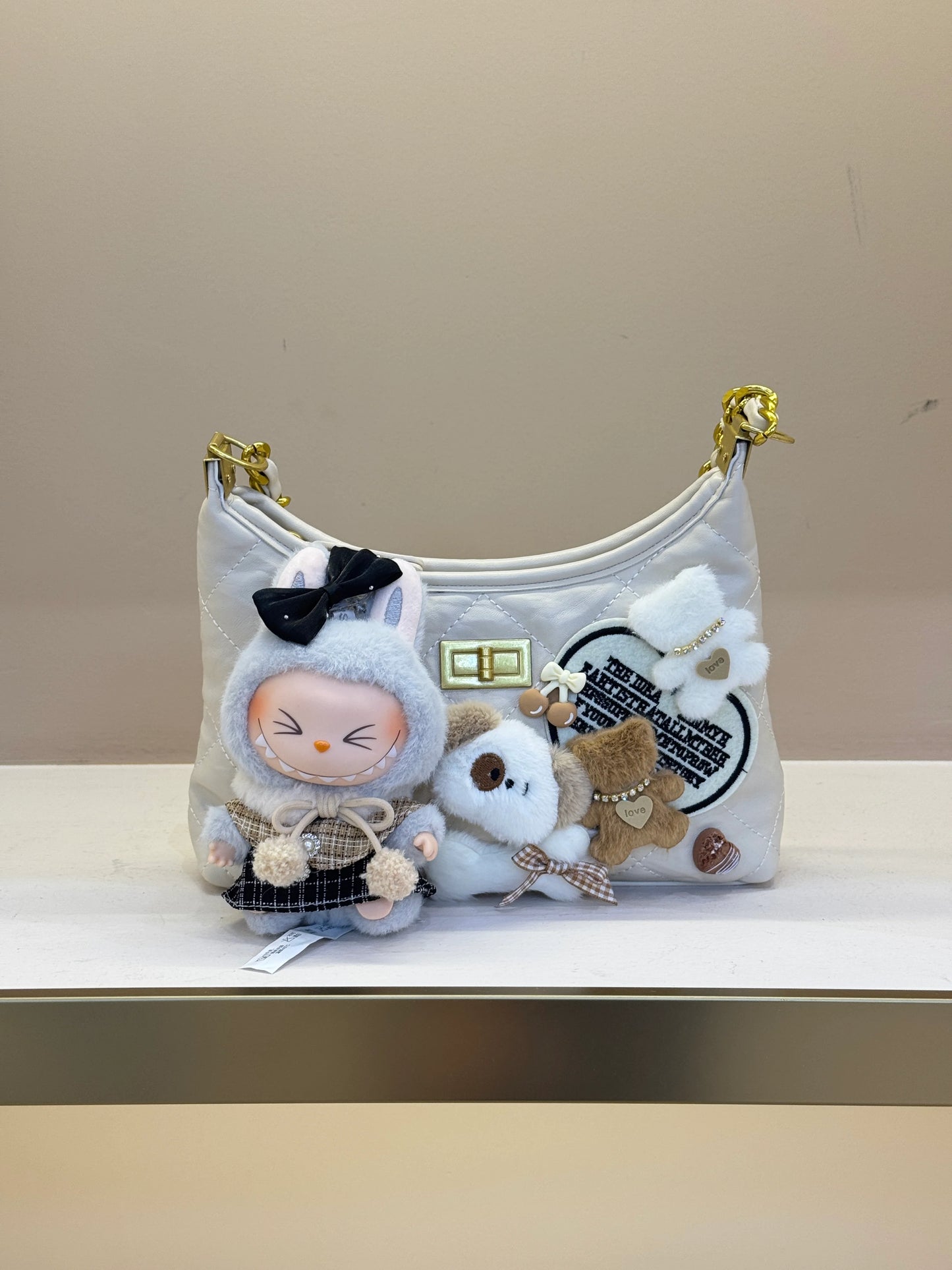 This is a specialty store specializing in handmade one-of-a-kind bags. Each bag has a design that is unique in the world.