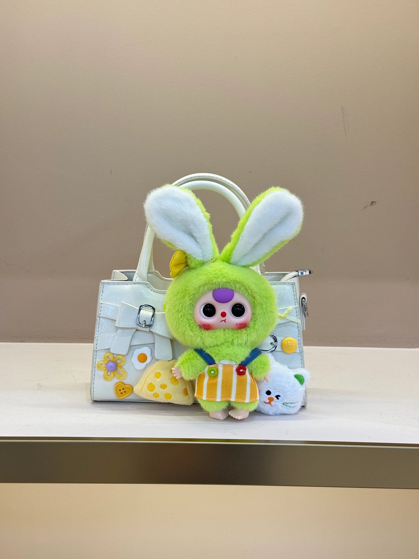 This is a specialty store specializing in handmade one-of-a-kind bags. Each bag has a design that is unique in the world.