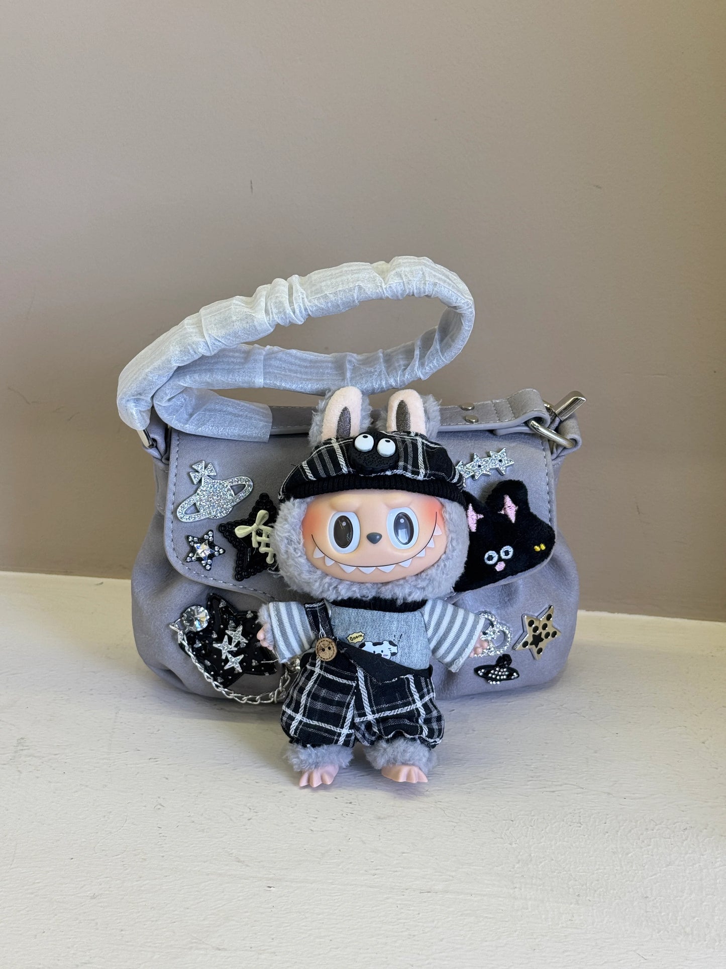 This is a specialty store specializing in handmade one-of-a-kind bags. Each bag has a design that is unique in the world.