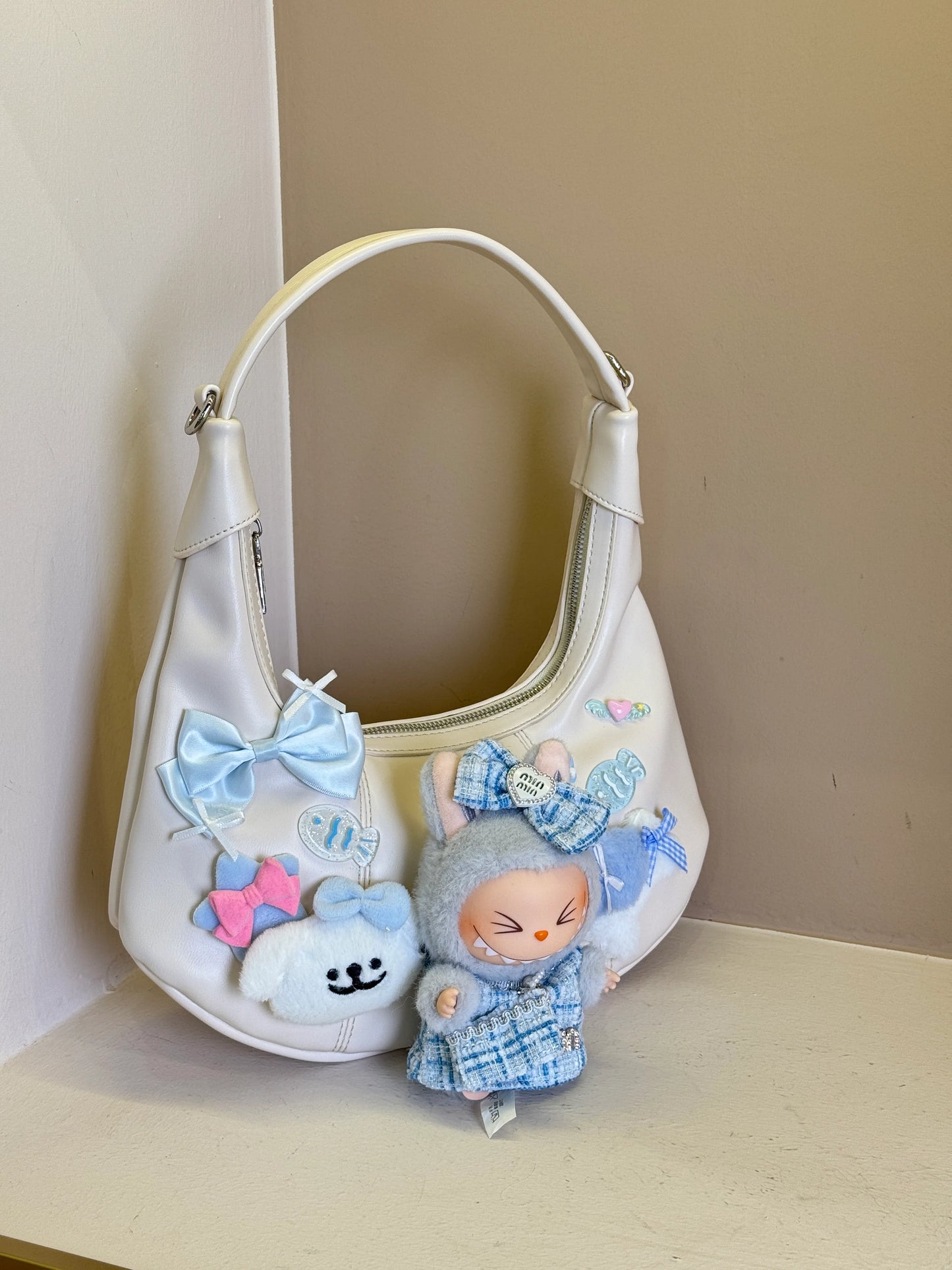 This is a specialty store specializing in handmade one-of-a-kind bags. Each bag has a design that is unique in the world.