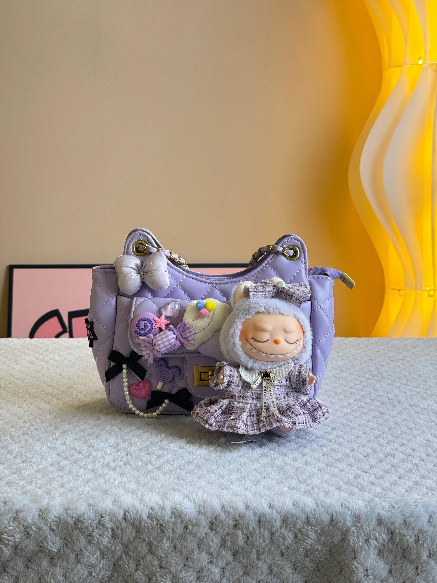 This is a specialty store specializing in handmade one-of-a-kind bags. Each bag has a design that is unique in the world.