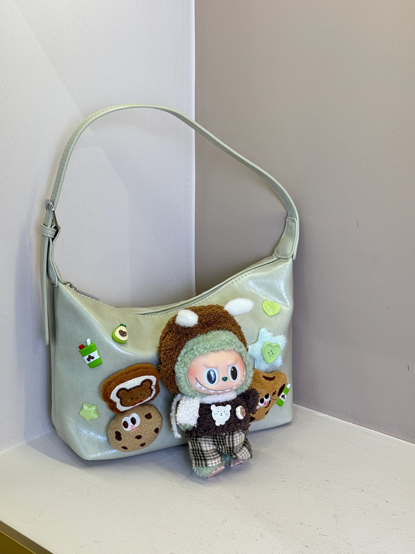 This is a specialty store specializing in handmade one-of-a-kind bags. Each bag has a design that is unique in the world.