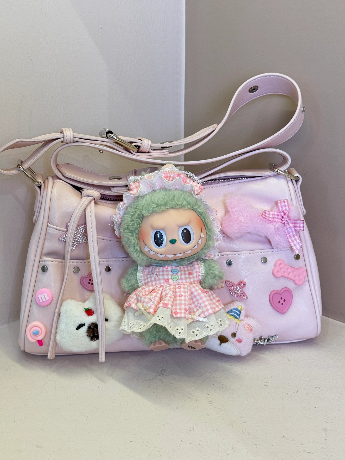 This is a specialty store specializing in handmade one-of-a-kind bags. Each bag has a design that is unique in the world.