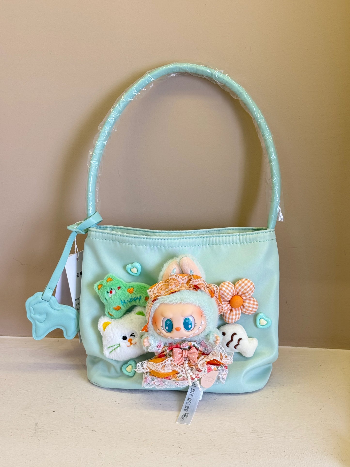 This is a specialty store specializing in handmade one-of-a-kind bags. Each bag has a design that is unique in the world.
